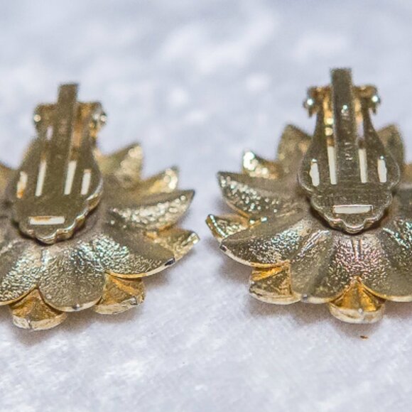 BEAUTIFUL Sarah Coventry Sunflower Earrings Clip Ons Gold Tone - Picture 9 of 9